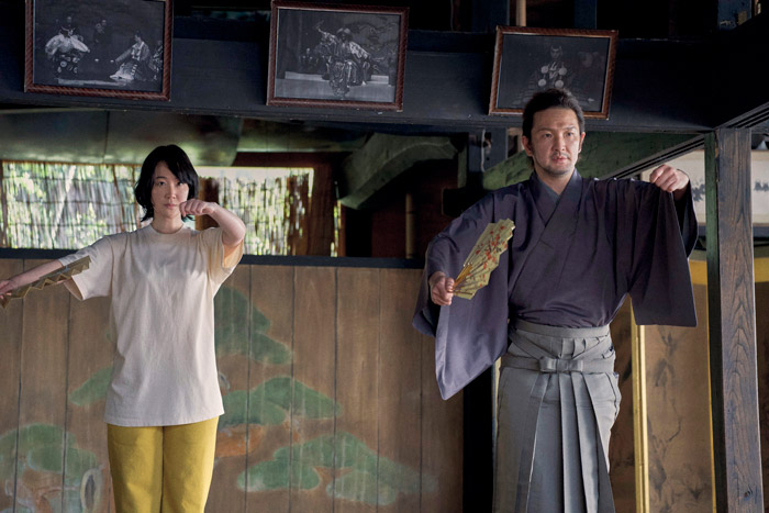 ※写真は京都「かやぶき能楽堂」で撮影されたシーンです　©️2023「ヴィレッジ」製作委員会