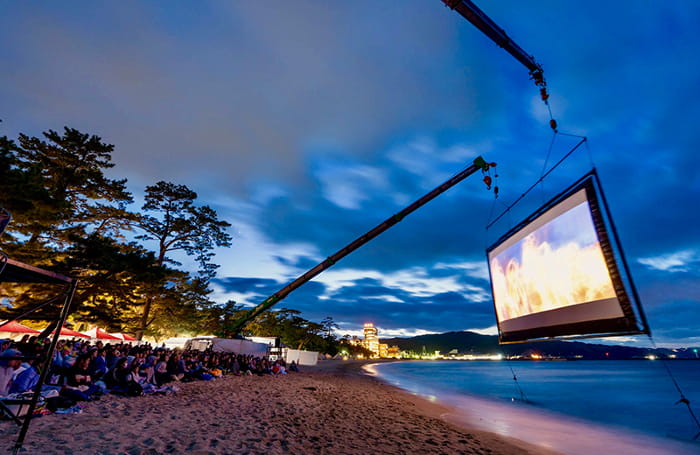 海に浮かぶ巨大スクリーンで映画鑑賞