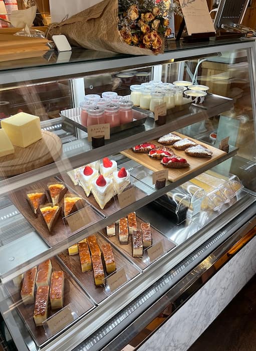 湊川店でも人気のユメクロや苺のショートケーキが並んでいます