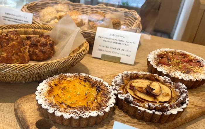 クロワッサンやタルトなどの焼き菓子も並んでいます