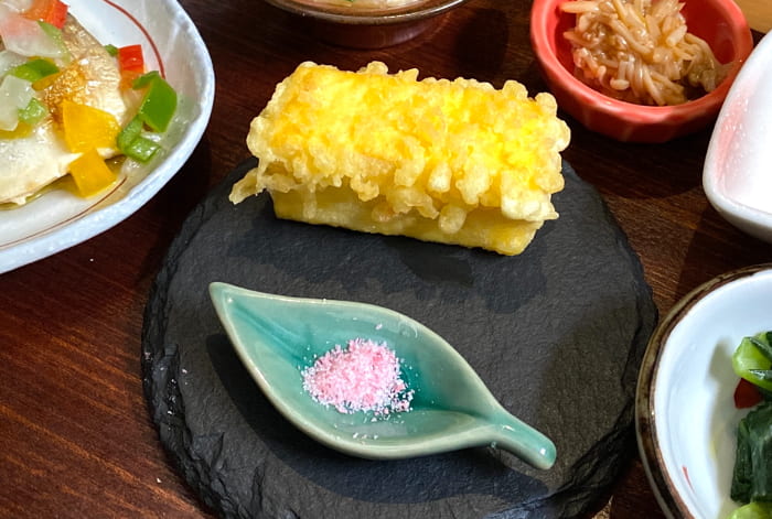 「だし巻き玉子天ぷら」は桜塩を添えて春らしく