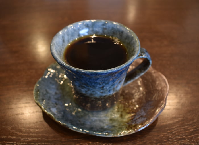 海をイメージした青いカップがステキ　「ホットコーヒー（浅煎り）」450円（税込）