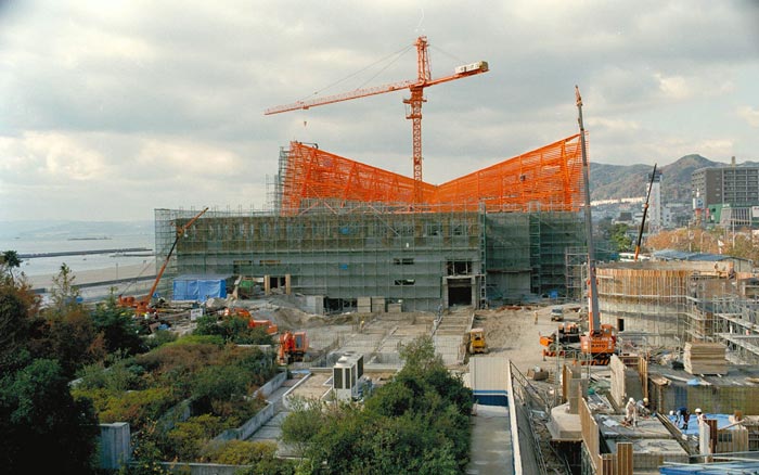 本館屋根建設の様子　写真提供／須磨海浜水族園