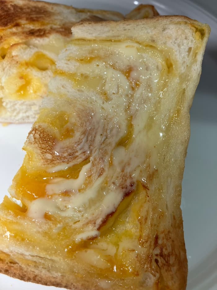 チーズの層の隙間にバターがとろけてジュワッと美味しい～