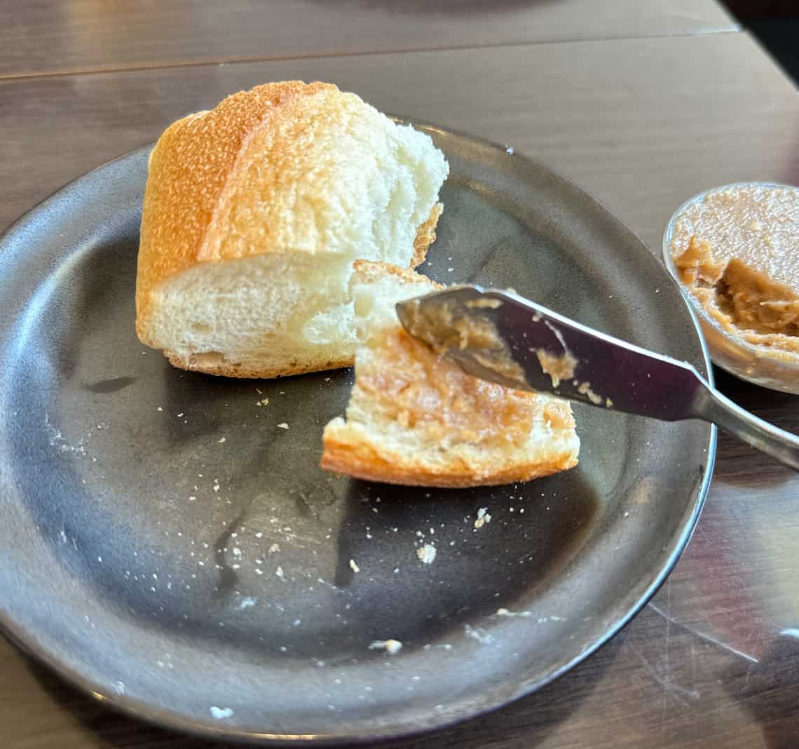 パンと自家製アーモンドバター