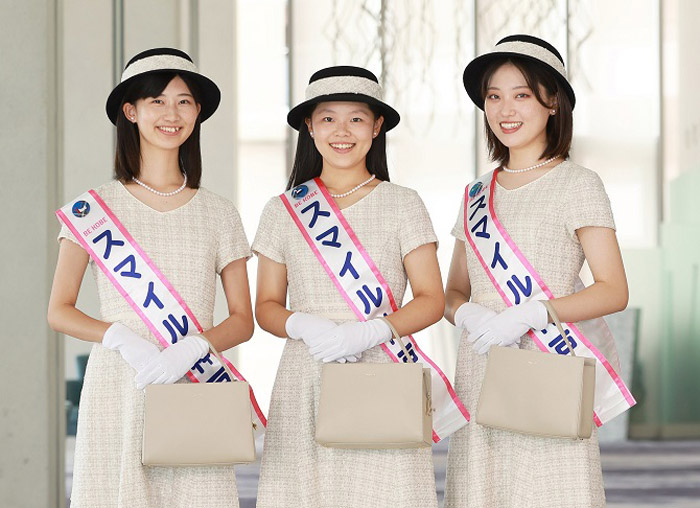 第17期神戸の親善大使「スマイル神戸」（左から）谷口 優月さん、新木 りさこさん、江口 ひとみさん