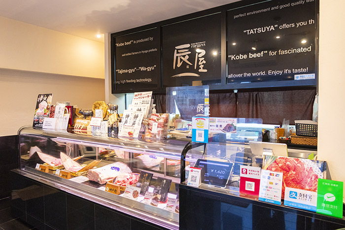 JR元町駅すぐに構える同店は従来のお肉屋さんのイメージを覆すモダンな雰囲気。