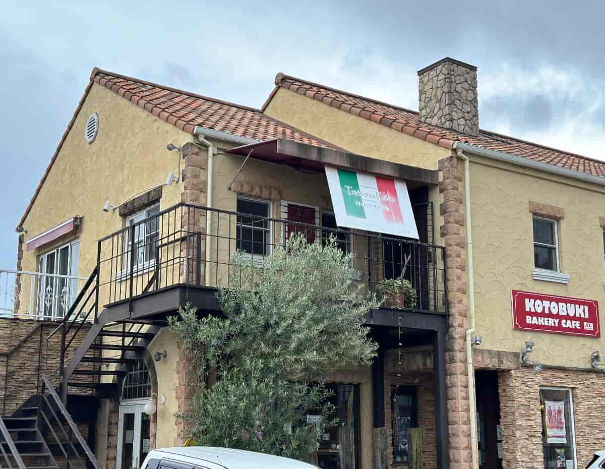 パン屋さんの２階・イタリア国旗の看板も