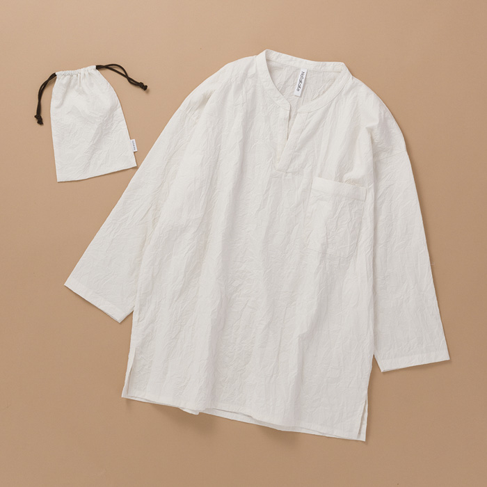 「SHIWAコットン　リラックスノーカラーシャツ」（巾着付き） 13,200円（税込）