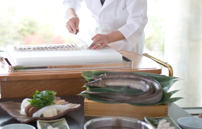 日本料理「あわみ」の料理人の熟練の技により調理される「淡路鱧」