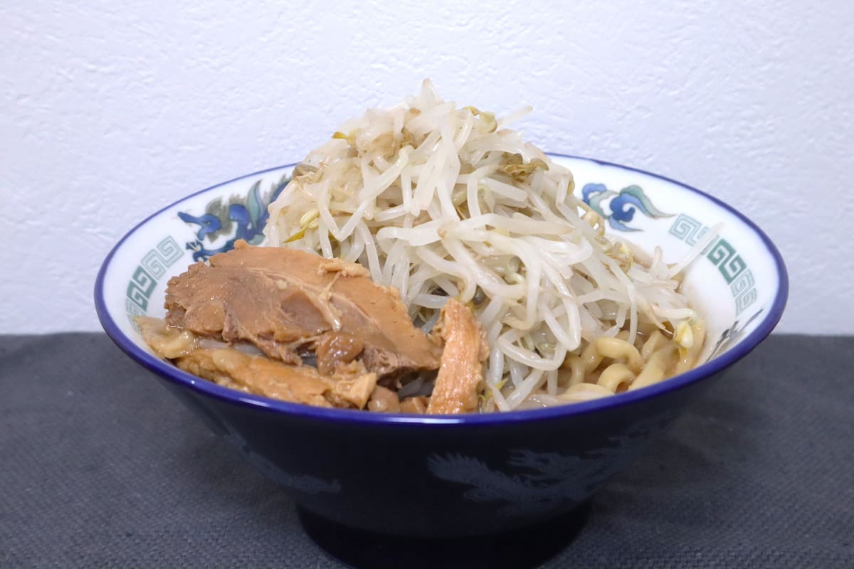 平田の哲二郎「哲二郎ラーメン」1,000円
（麺、背脂・チャーシュー入りのスープ）
※もやしは入っていません