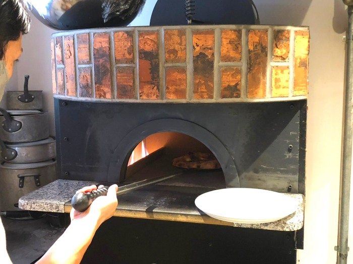 石窯でピザを焼くのはオーナーで弟の理さん。みるみるピザ生地が膨らんでいきます
