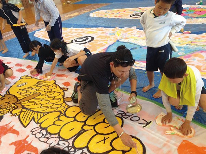 神戸の子どもたちのエールが詰まった虹色の“スイミーこいのぼり” 　神戸市中央区 [画像]