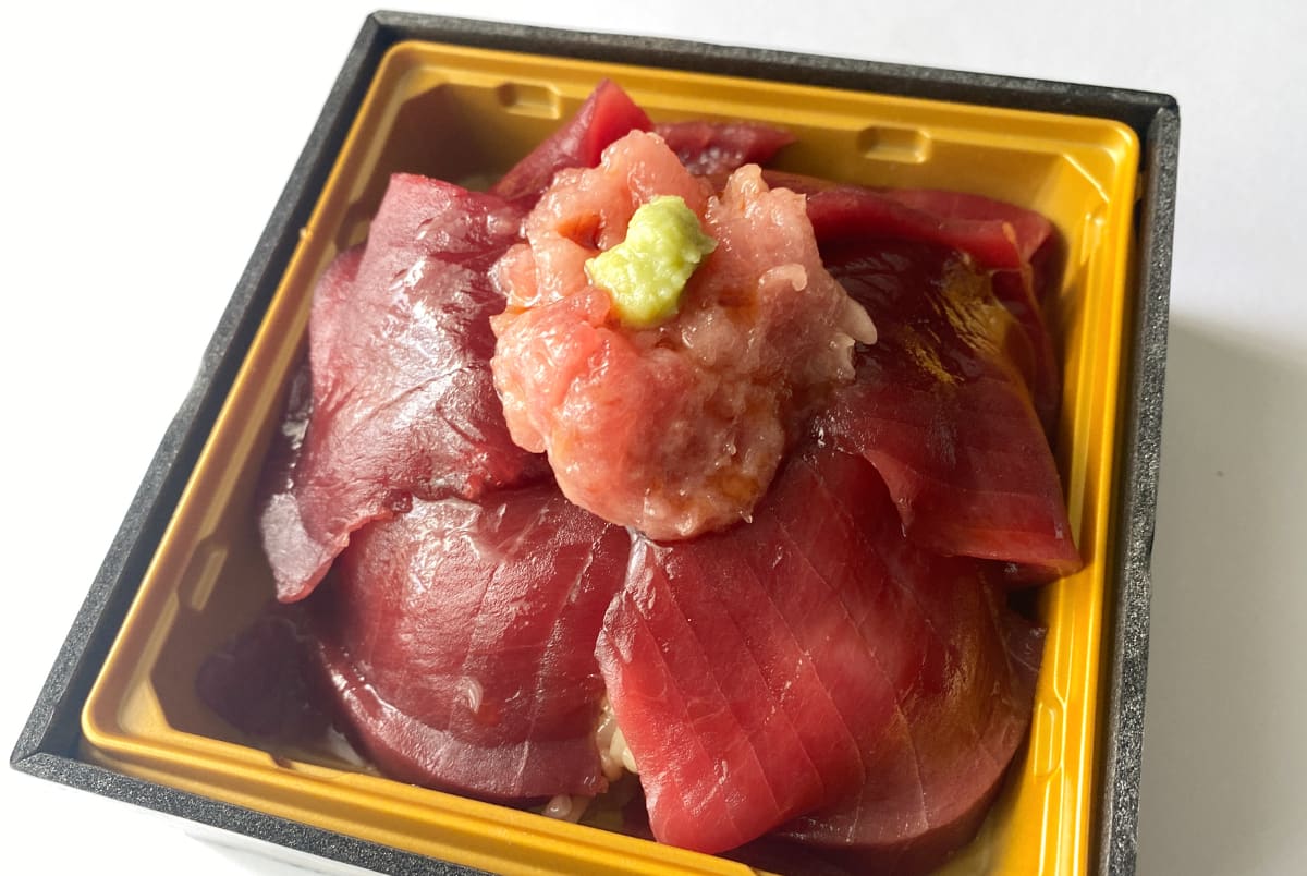 「鉄火丼」1,080円（税込）は、寿司飯か白米か好きな方を選べます