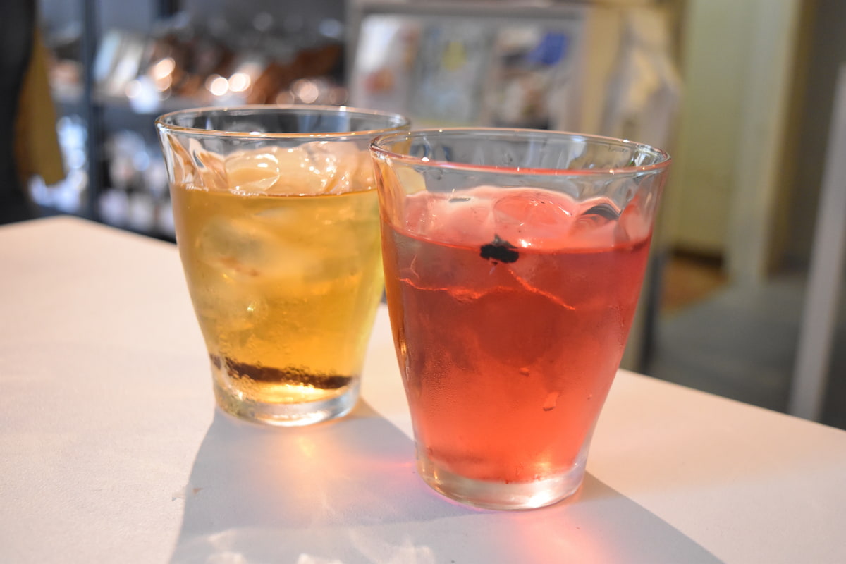 （左）「霊芝（レイシ）とジャスミンの薬膳茶」、（右）「黒クコの薬膳ジュース」※ドリンクは2種から選びます