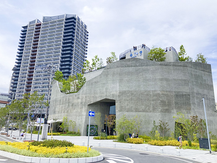 巨大な岩のような外観がかっこいい！シンボリックなデザインは神戸の新しいランドマークです。
