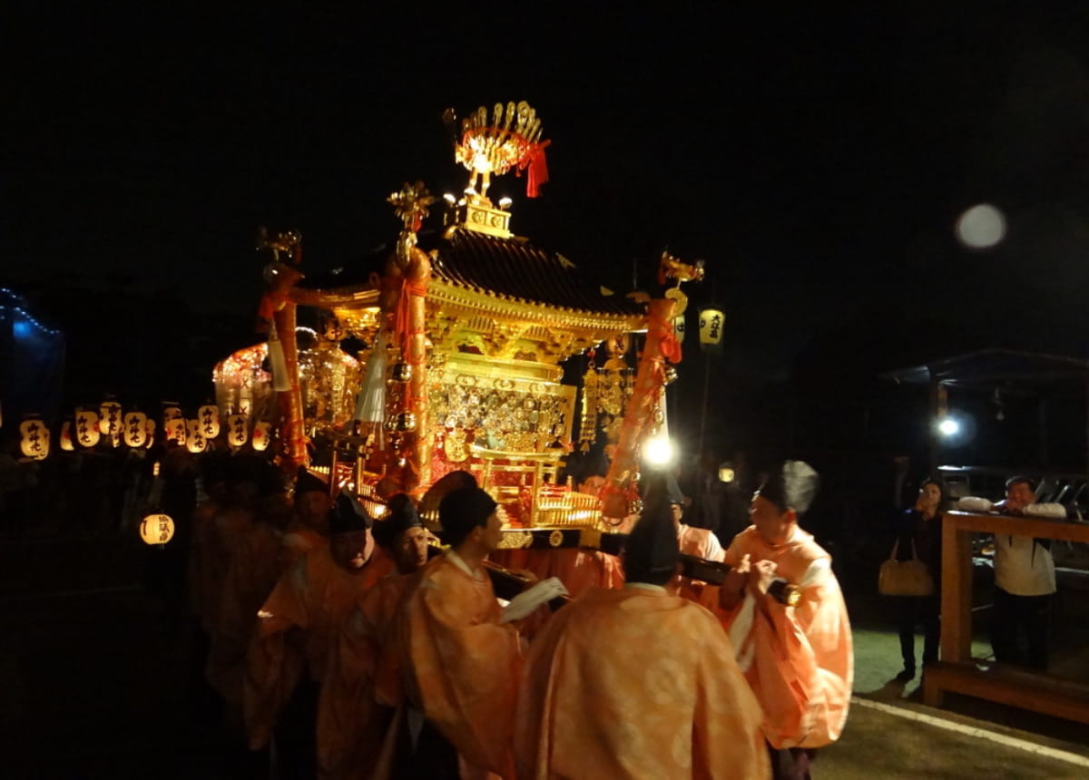 魚吹八幡神社を出て御旅所までの「神輿渡御」