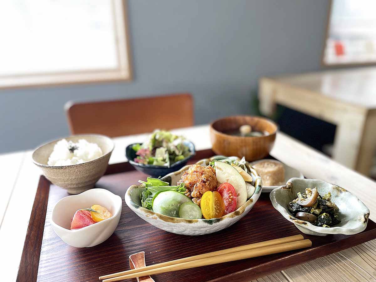 おぼんランチ「やわらか鶏もも塩麹唐揚げ」1,000円（税込）