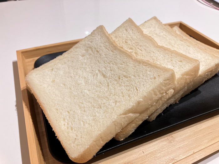 「食パン　ハーフ」360円（税込）　好きなサイズにカット出来ます