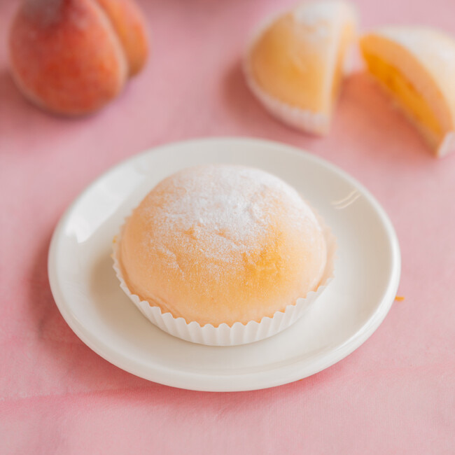 「桃のクリームパン」240円