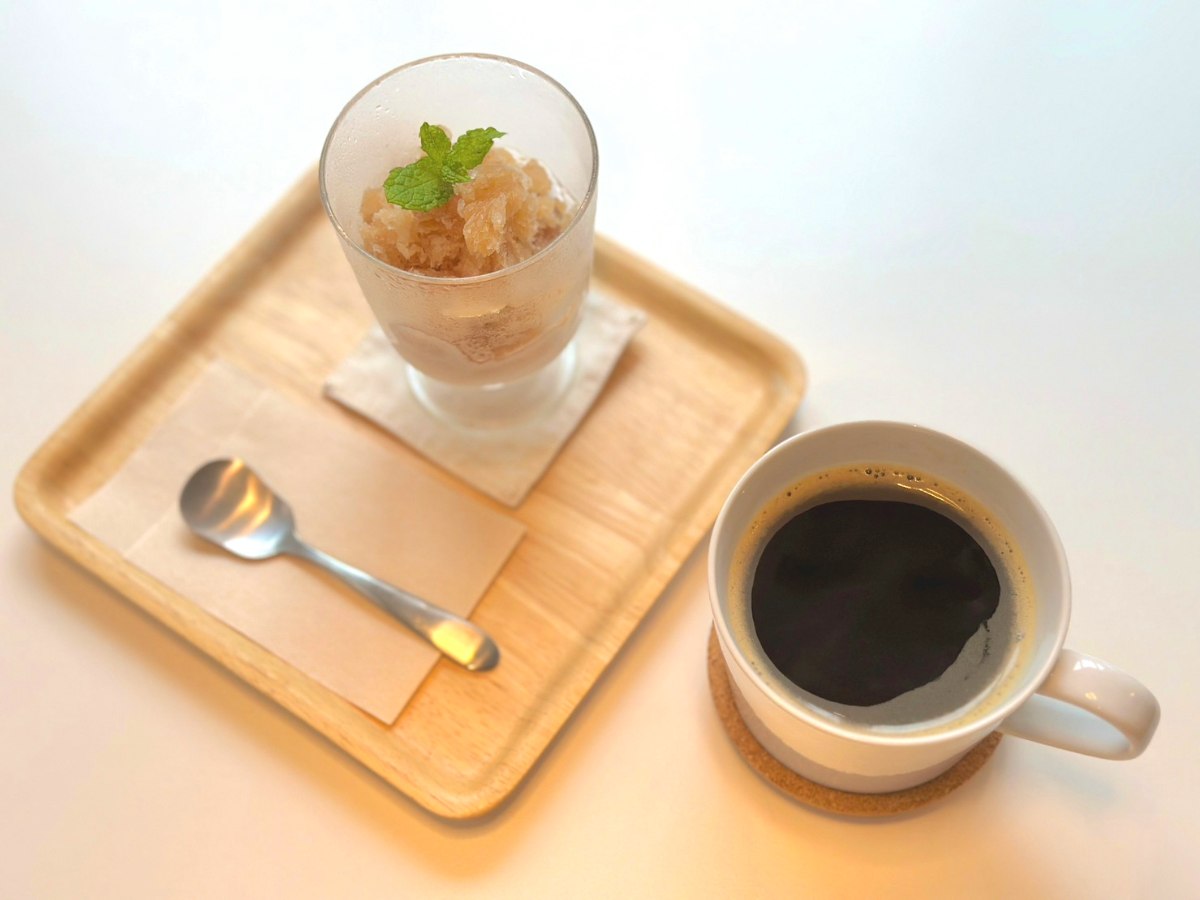 「梅酒のグラニテ」594円（税込）、「穀物コーヒー」594円（税込）