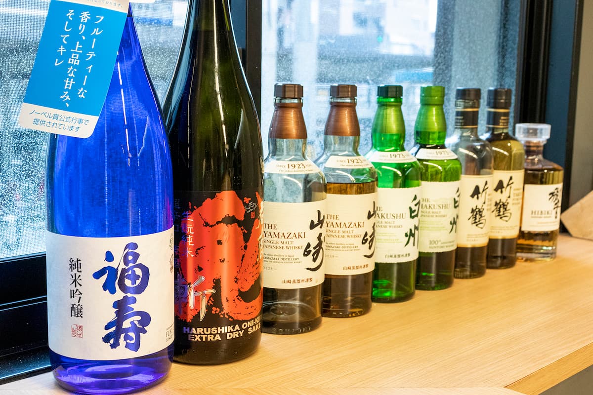 約30種のワインのほか、季節によって入れ替わる日本酒、山崎・白州など希少なウイスキーもスタンバイ