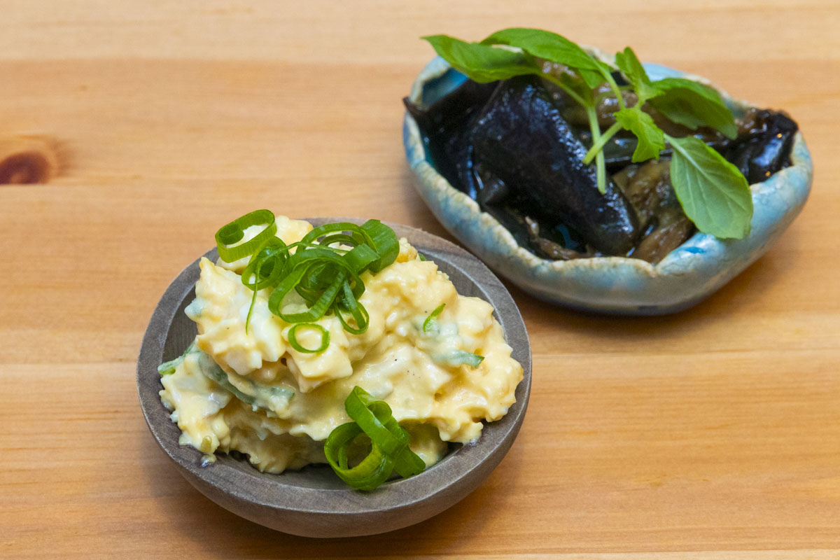 この日の小鉢は「ねぎとちりめんじゃこのポテトサラダ」と「なすの煮びたし」。優しい味わいで野菜のおいしさがぎゅっと詰まっています！