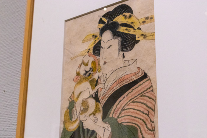 歌川国丸「狆を抱く女」大判錦絵竪二枚続　文政期（1818-30）