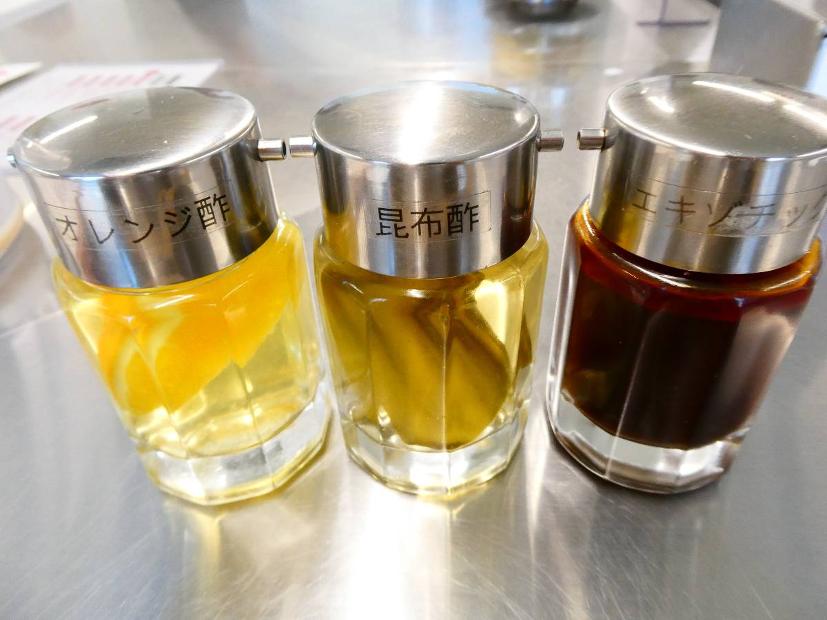 左から順に「オレンジ酢」、「昆布酢」、「エキゾチック酢」