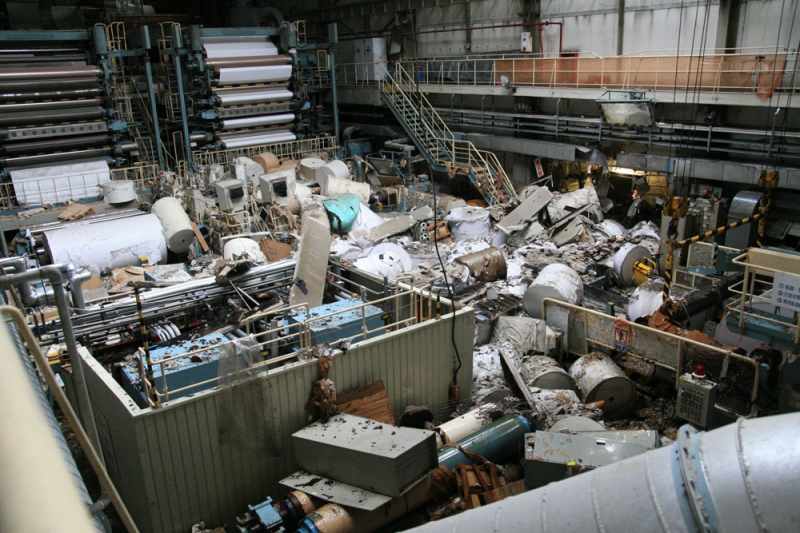 被災直後の日本製紙株式会社石巻工場の構内の様子