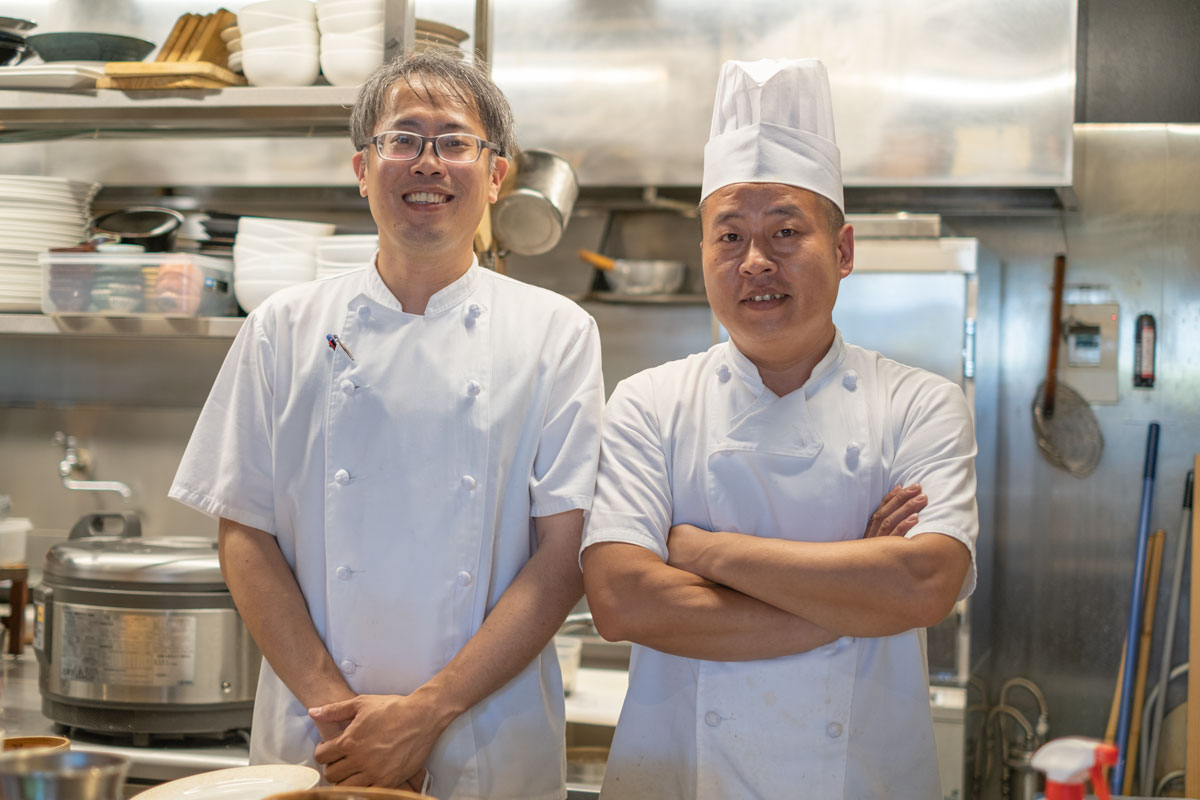 （右）料理人・顔 昌林（エン ショウリン）さん、（左）支配人・松浦 幸博さん。松浦さんはもともとイタリアンのお店を運営されていたそうで、今でも厨房で腕を振るっています