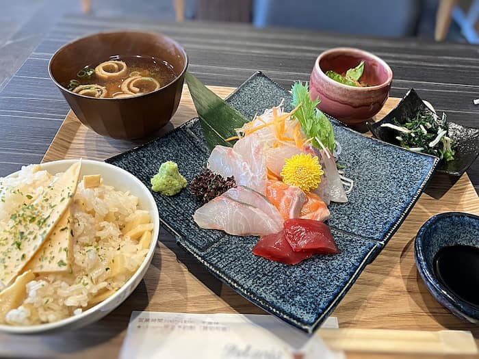 「本日の日替わりランチ（魚の刺身五種盛りと太市筍ごはん）」1,100円（税込）