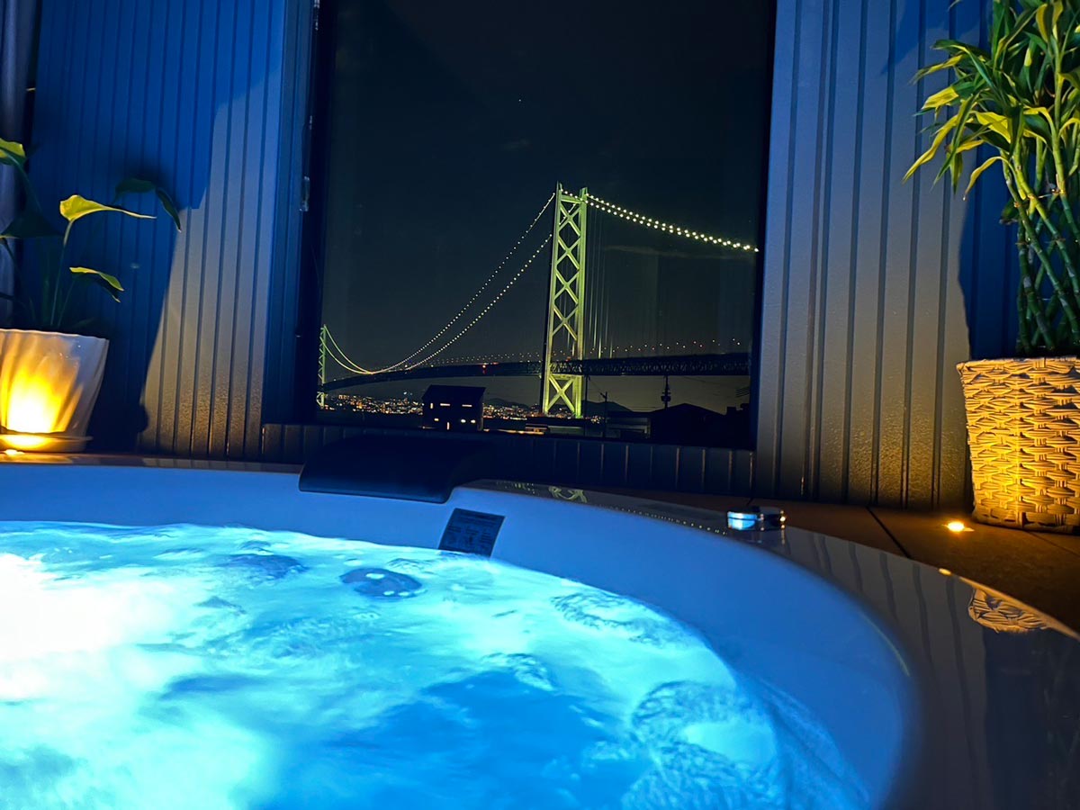 夜にはライトアップされた明石海峡大橋を見ながら入浴♡