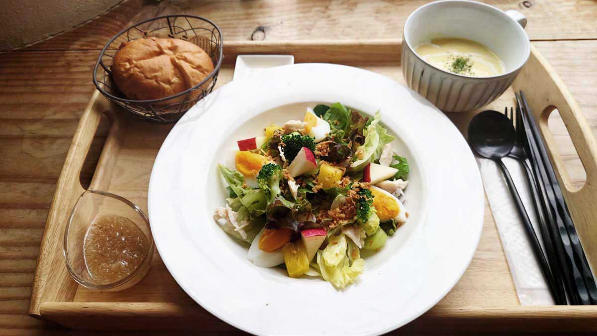 「蒸し鶏と季節の野菜とフルーツのサラダ（スープ・パン・ドリンク付）」1,210円（税込）