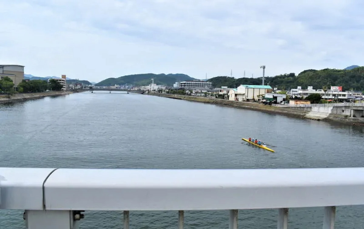 海側の州浜橋から奥側に見える洲本橋までが競技コース