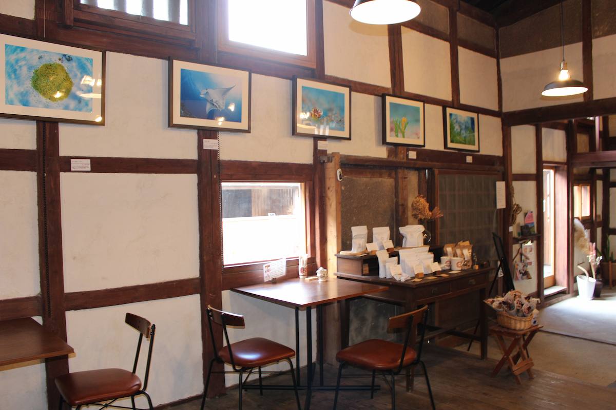 店内の右側のカフェスペースでは写真家「茂野優太」氏の作品が壁一面に飾られています。この写真を目当てに全国から茂野氏のファンも来られるそうです