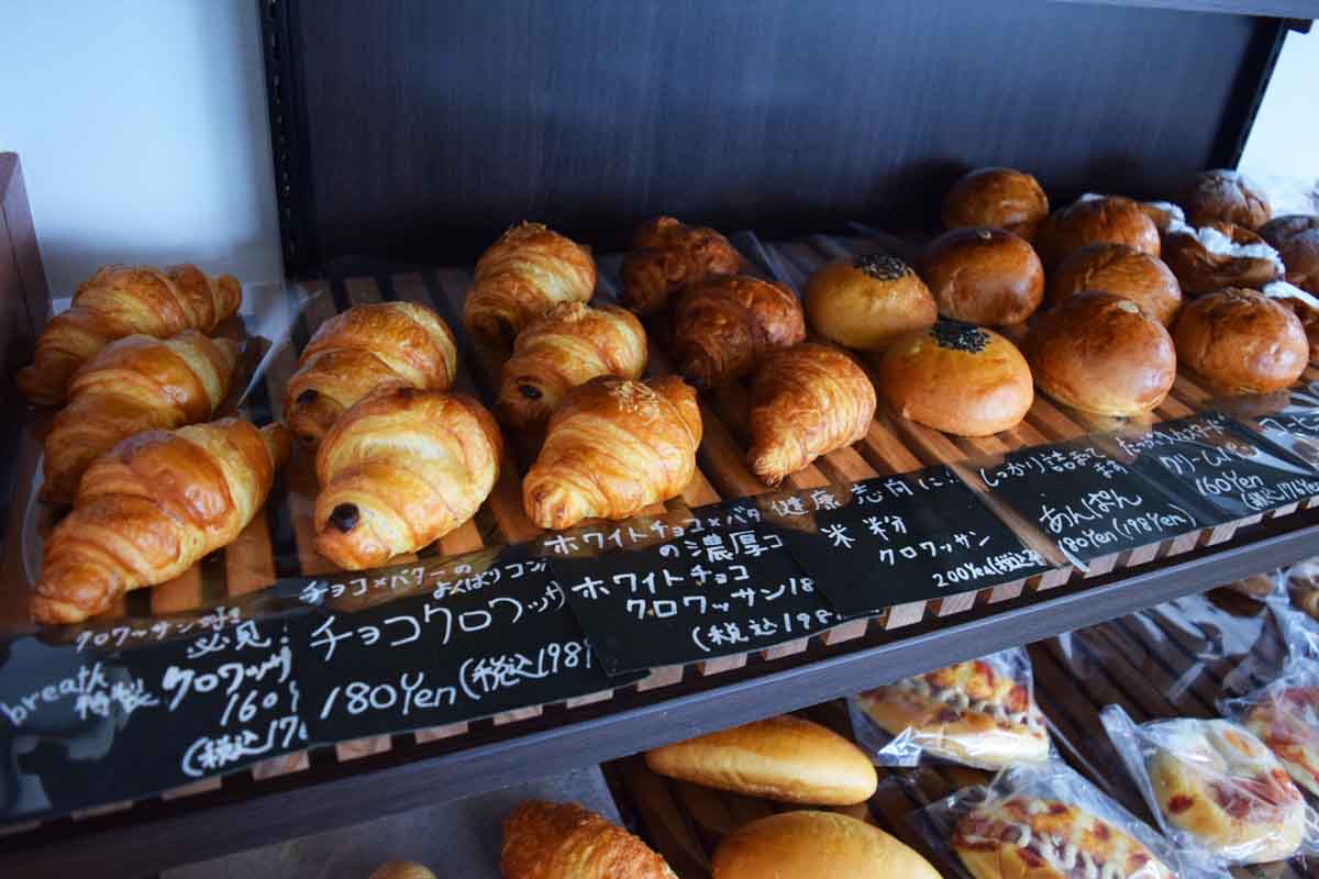 明石駅近くにある「ベーカリーcafe breath（ブレス）」で個性豊かな様々なパンをいただいてきました [画像]
