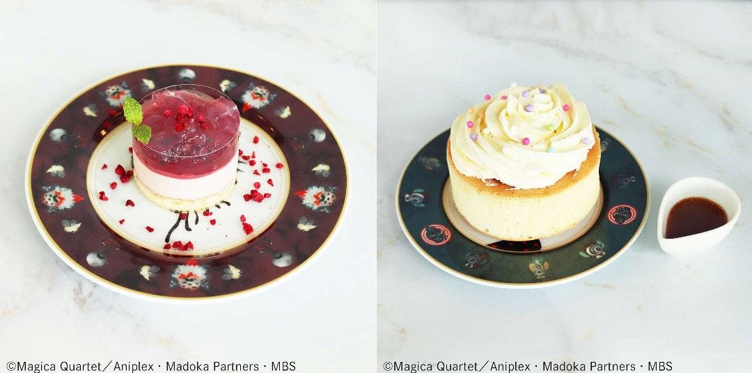 （左）「薔薇園の魔女のルビーチョコムースケーキ」700円、（右）「お菓子の魔女のスフレパンケーキ」700円（各税込）