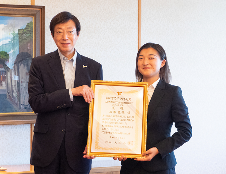 フィギュアスケート坂本花織選手が「神戸市スポーツ特別賞」贈呈式に登場 [画像]