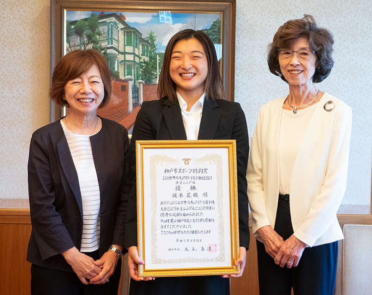 フィギュアスケート坂本花織選手が「神戸市スポーツ特別賞」贈呈式に登場 [画像]