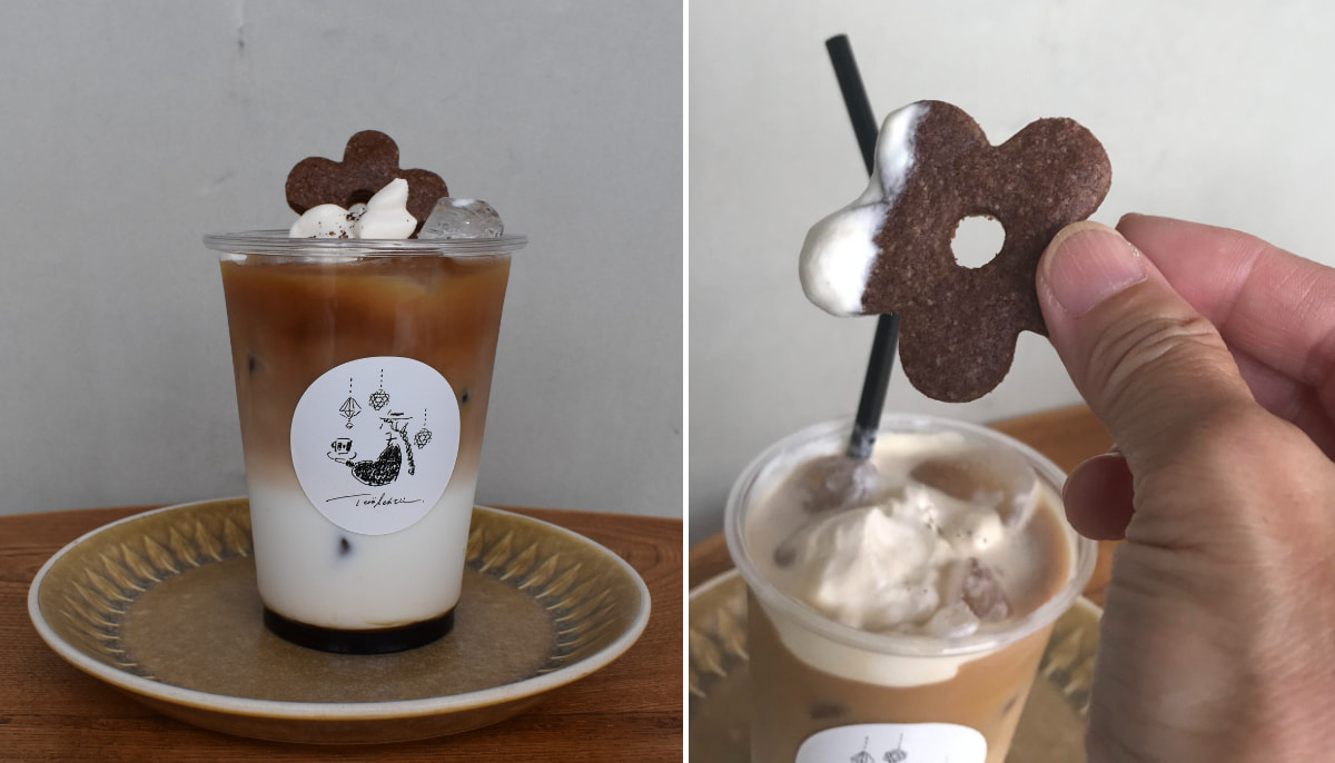 「お花クッキーとスペシャルティ珈琲の黒糖ミルク」770円（税込）　トッピングのクッキーはプレーンとチョコの２種類