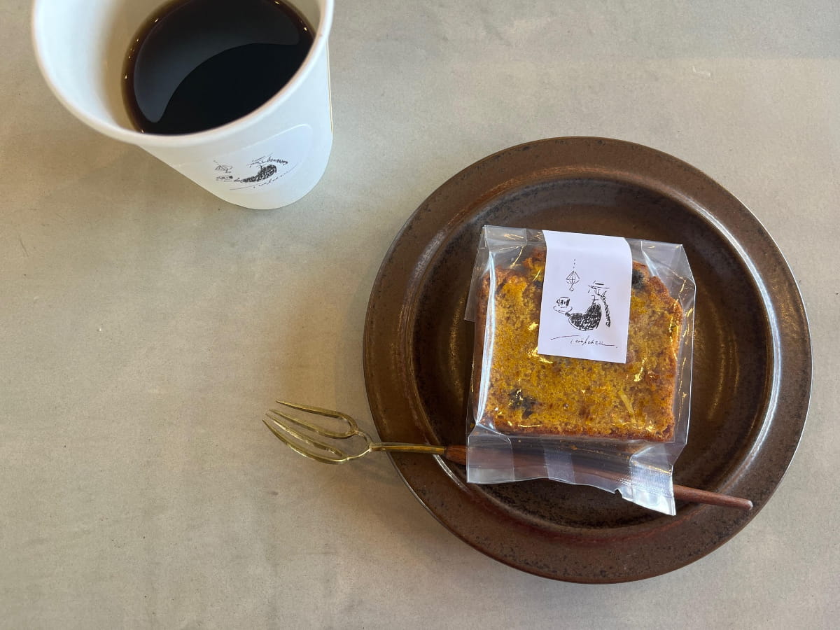 ヴィンテージ食器に乗せられた焼き菓子　Teralehtiiオリジナルブレンドのホット珈琲も美味しい！（写真提供：Teralehtii）