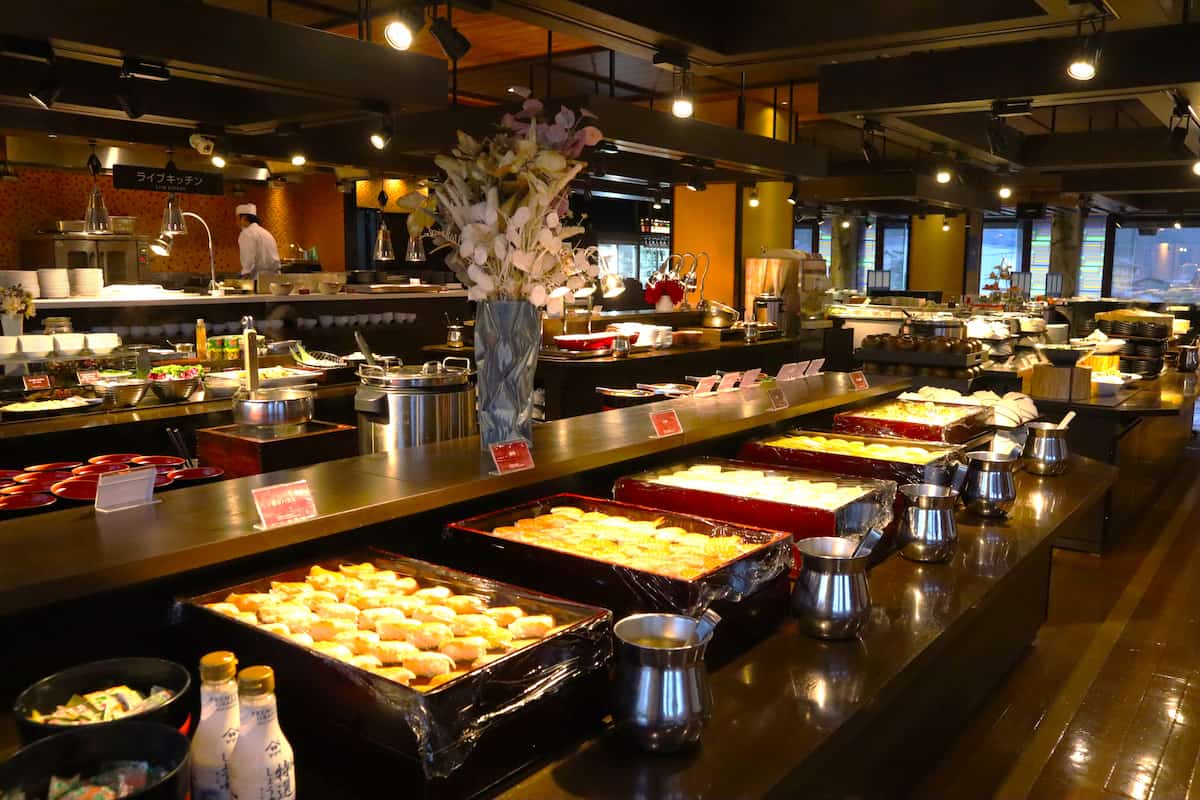 奥にはローストビーフやサーロインステーキ、天ぷらを提供するライブキッチン