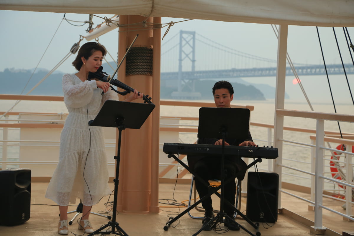 船上ではプロの演奏家によるコンサートが行われます