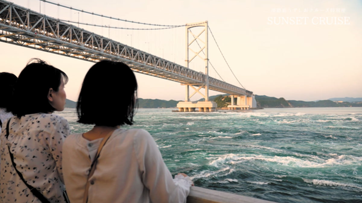 暮れていく光の中で眺める大鳴門橋はとてもロマンチック（うずしおサンセットクルーズ）