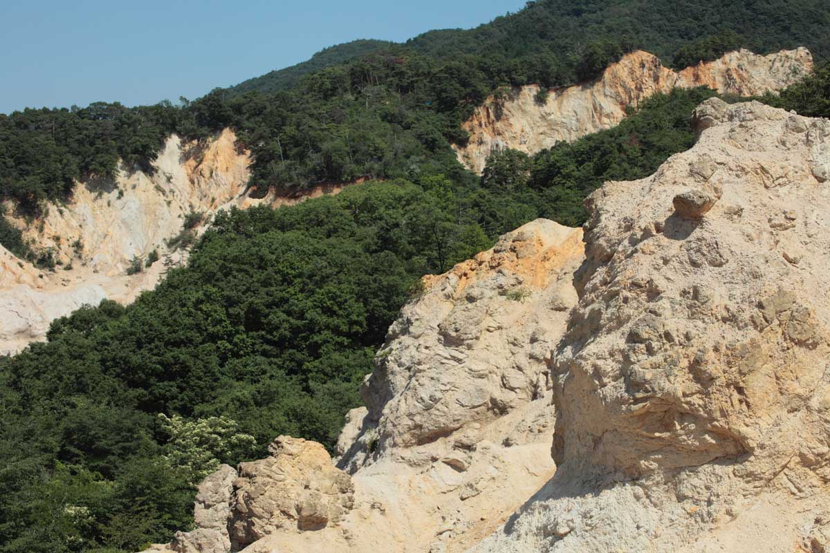 日本国内とは思えない風景が広がる『白水狭』は、神戸市と西宮市の境目に位置する六甲山系の断層破砕帯。撮影に使われたエリアは一般の立ち入り禁止区域となっています　写真提供：おちやっちゃん / PIXTA（ピクスタ）