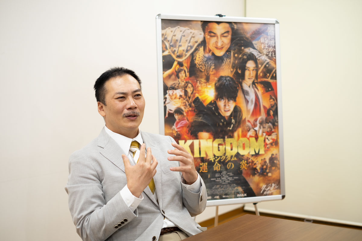 実は田中さん、映画より先にアニメ『キングダム』に声優として参加されており、そこでは秦の敵国・楚の大将軍『汗明』を演じられています。渕さんとは真逆のキャラクターなのでビックリ！