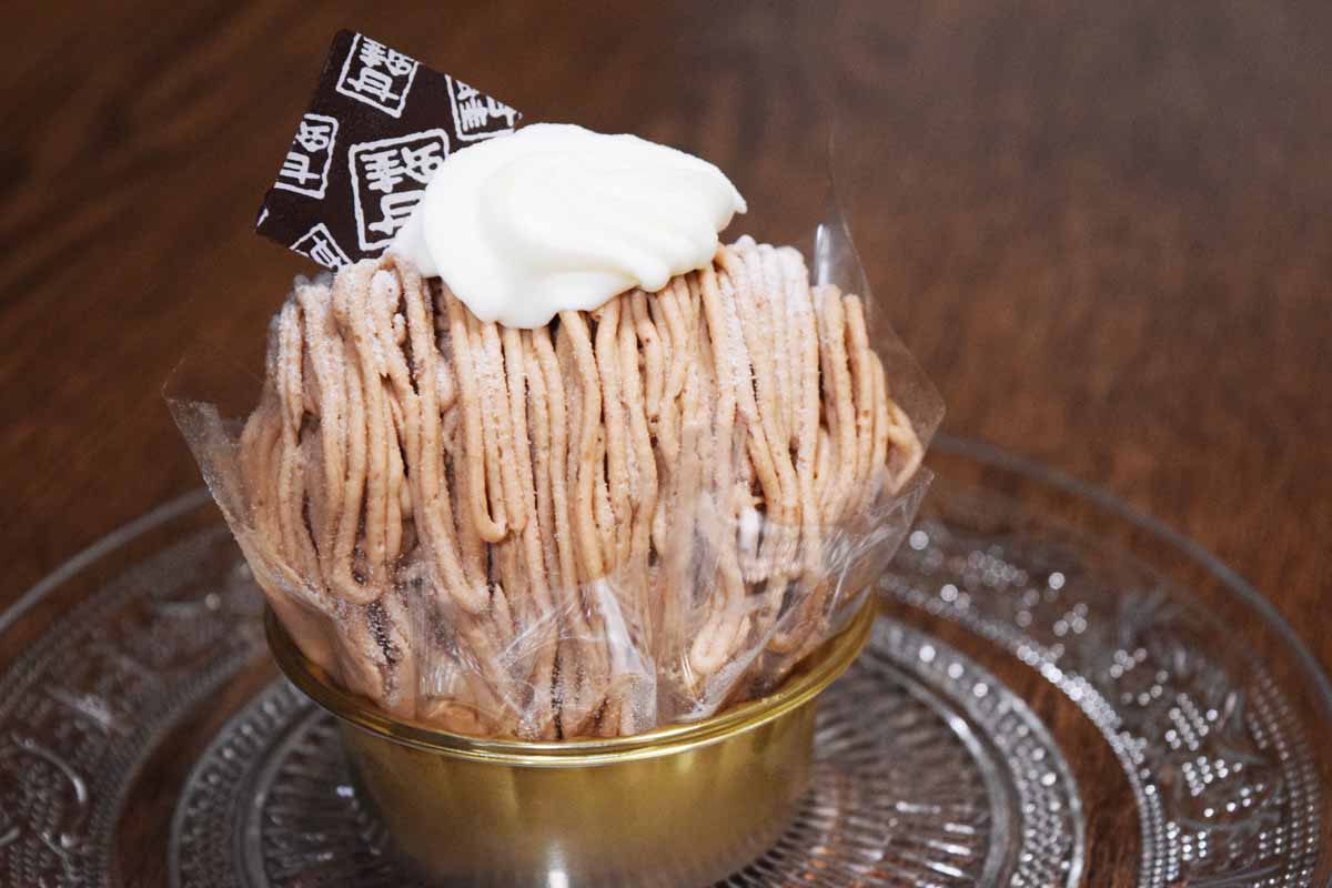 「モンブラン」520円（税込）濃厚なフランス産のマロンクリームの中にはサクサク食感のカシス風味のメレンゲが