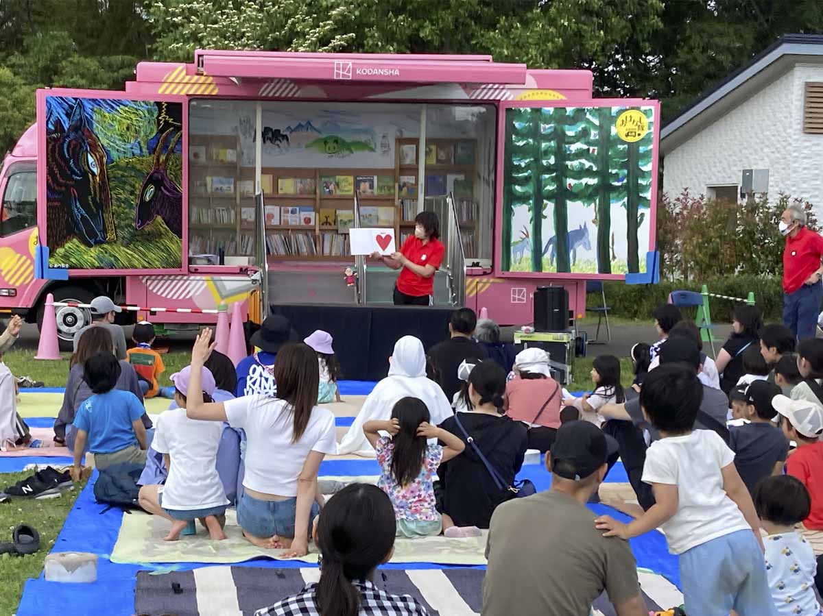 神戸三田プレミアム・アウトレット×講談社「本とあそぼう 全国訪問 おはなし隊」神戸市 [画像]