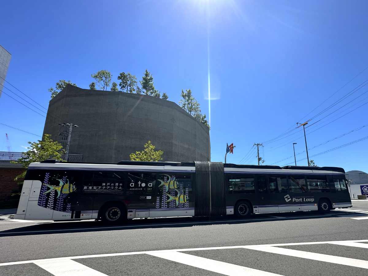 神姫バス「Port Loop」に『AQUARIUM×ART átoa』のラッピングバスが登場　神戸市 [画像]